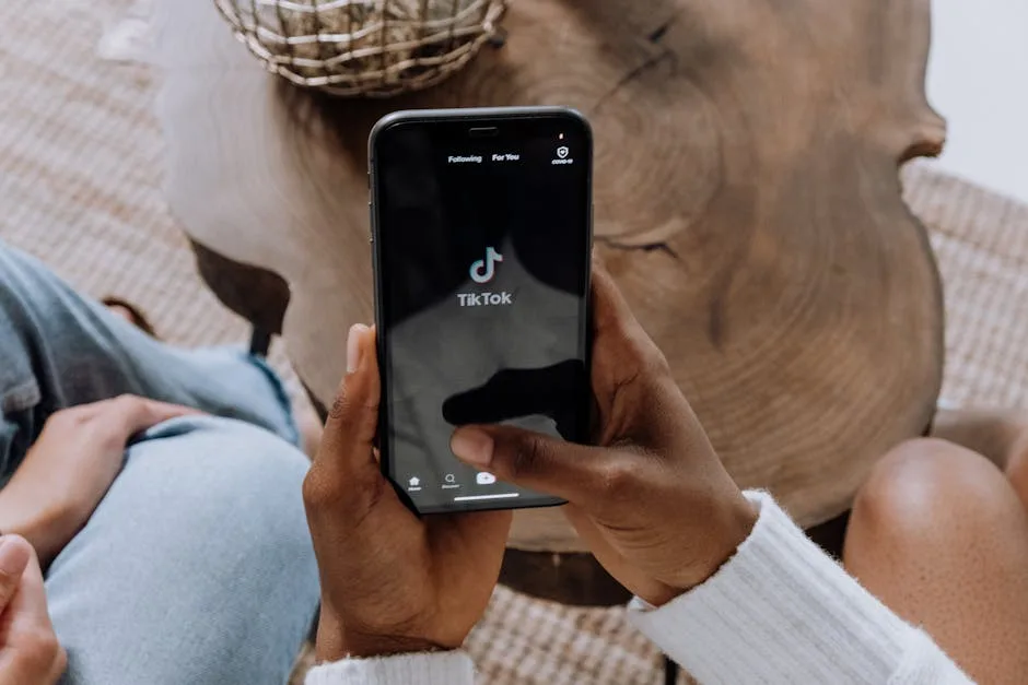 Manipularea pe TikTok: 76% din dezinformare provine de la doar zece conturi