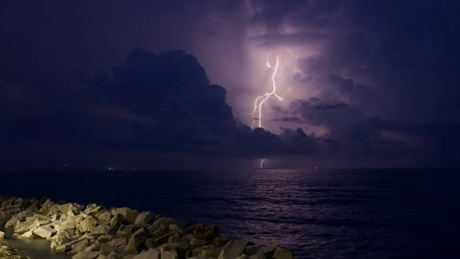 Avertizări meteorologice severe: Cod portocaliu de vijelii și ploi torențiale în Argeș