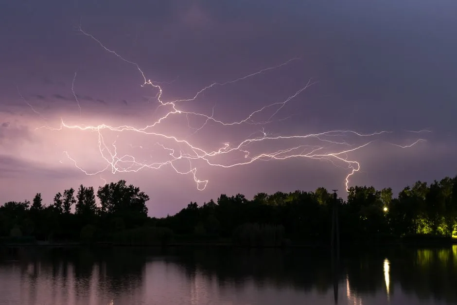 Furtuni violente și grindină în România: Județele afectate de avertizările meteorologice