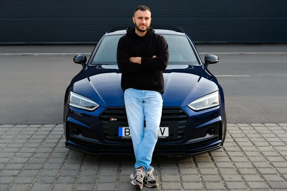 Patru influenceri din Argeș, suspectați de evaziune fiscală, ridicați de autorități