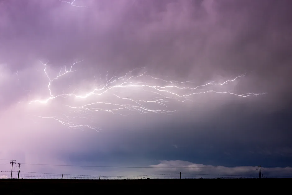 Fenomen meteorologic extrem: Cod galben de ploi torențiale și vânt puternic în Argeș