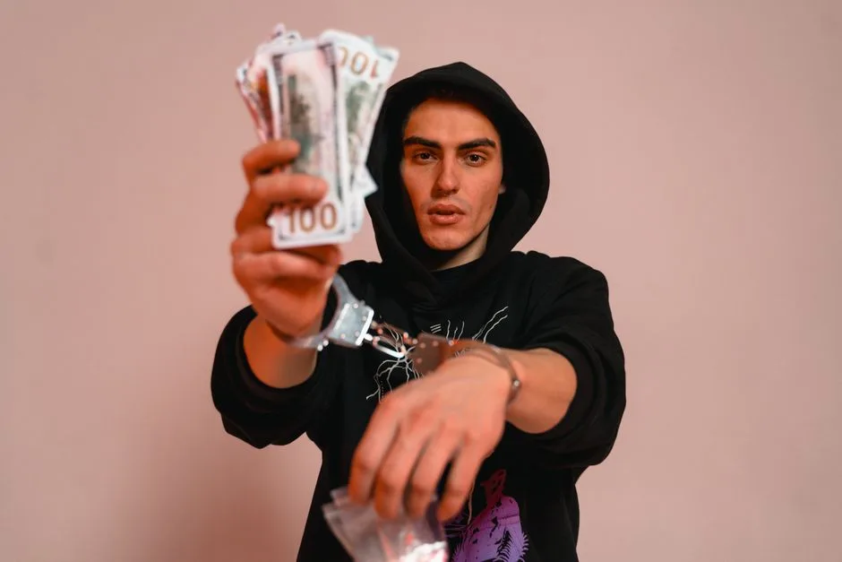 Influencerul Makaveli, implicat într-un scandal de evaziune fiscală de proporții