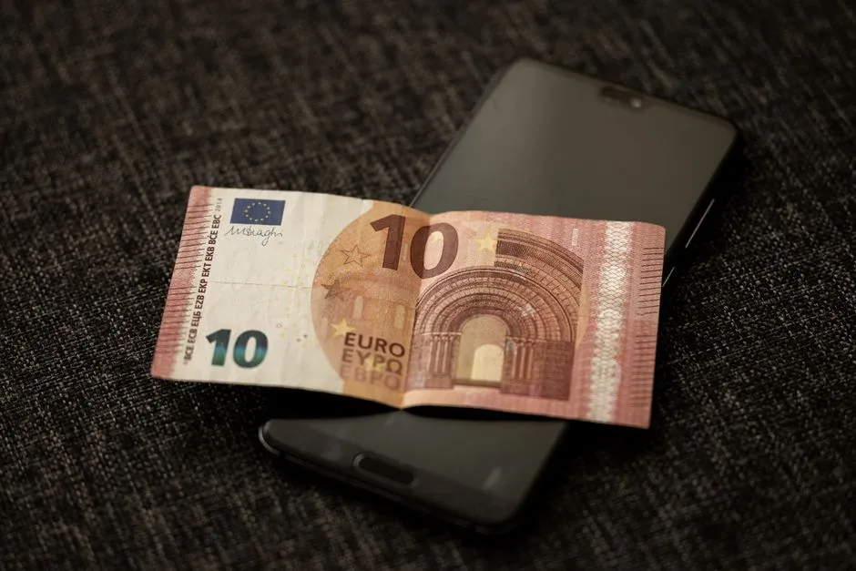 Evoluția prețurilor smartphone-urilor pliabile: Ce ne așteaptă în 2026