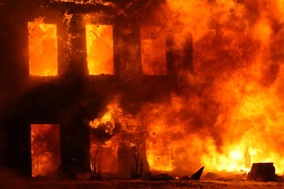 Incendiu devastator în Strâmtoarea Kerci: Dronele ucrainene paralizează transportul de petrol