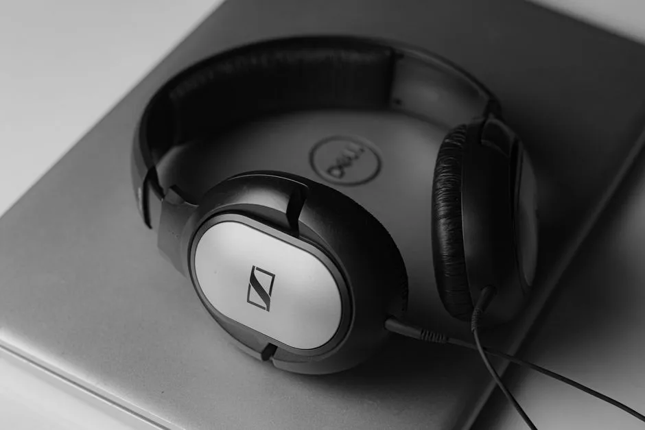 Căștile Sennheiser Accentum Clip: Inovație și Performanță pentru utilizatorii activi