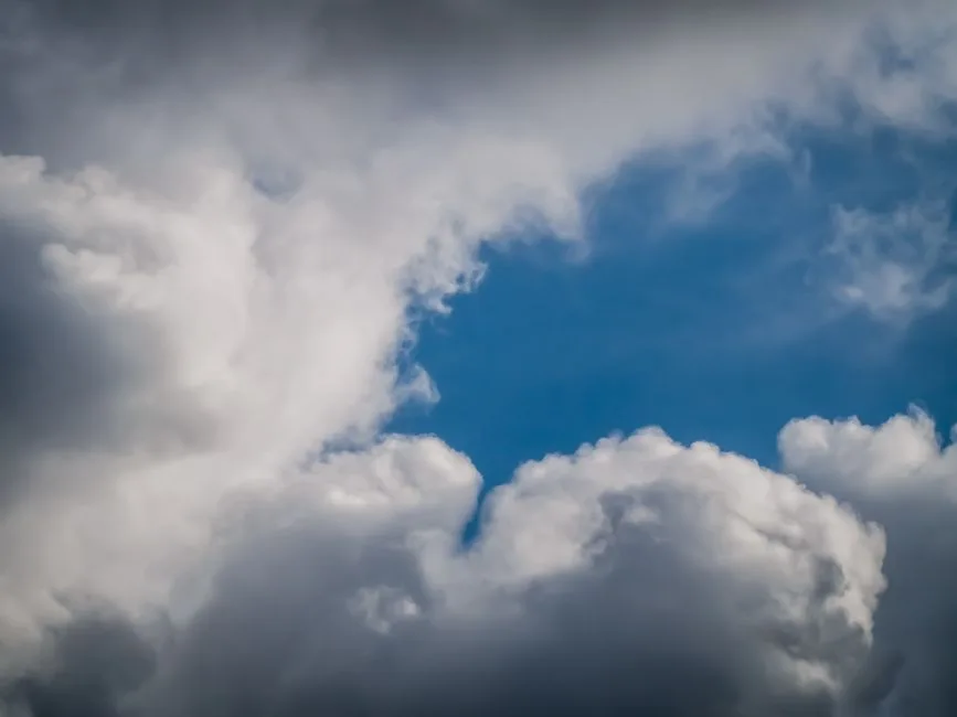 Alerte meteo: Ploi abundente și fenomene meteo extreme în 28 de județe