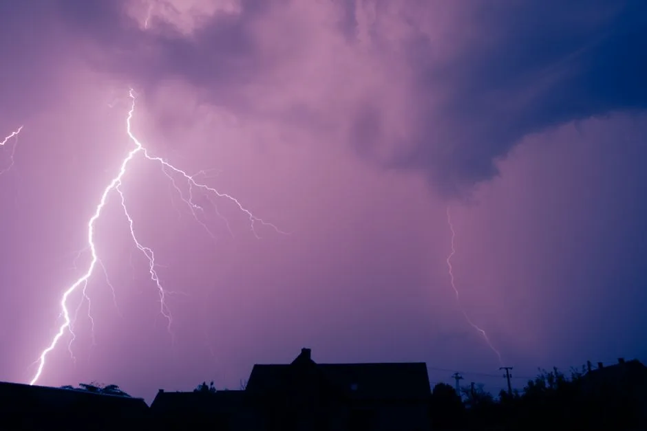 Avertizări meteorologice severe: furtuni și ploi torențiale în județele din România
