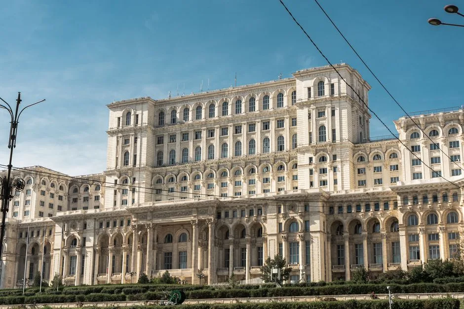 Noul premier al României: Așteptări și speculații în jurul deciziilor lui Nicușor Dan