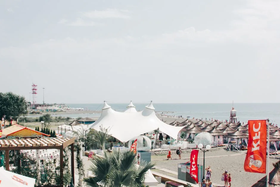 Festivalul „Beach, Please!” atrage părinții din Argeș: Un weekend de distracție între obligații