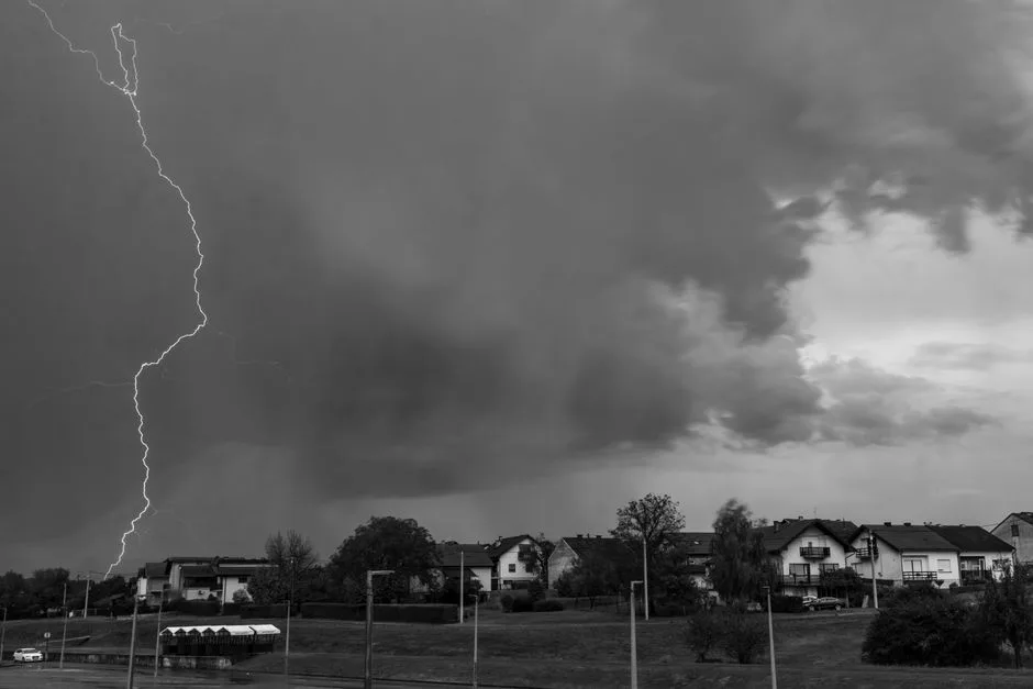 Alerte meteo severe: Cod Portocaliu de vijelii și ploi torențiale în Argeș