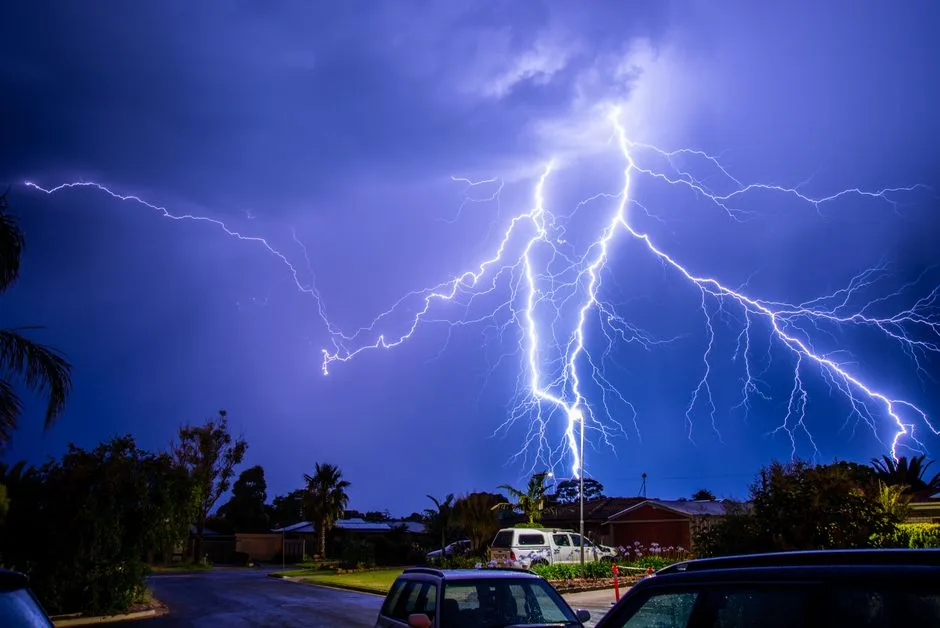 Fenomene meteorologice extreme afectează România: vijelii și ploi torențiale în diverse regiuni