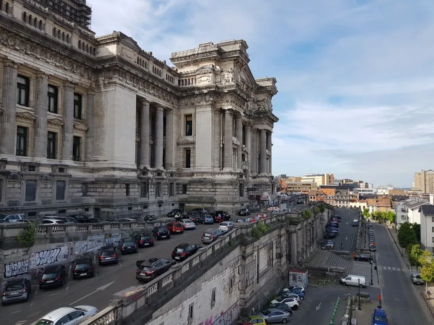 Tragedie la Bruxelles: Descoperirea șocantă a unor cadavre în liftul turnului OXY