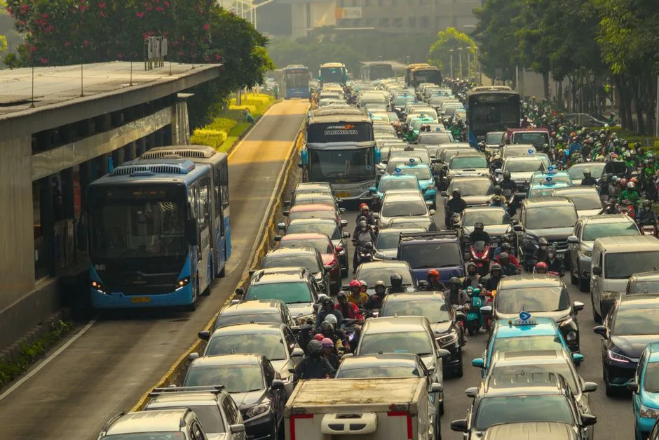 Români reținuți pentru trafic de persoane în Cartierul Roșu