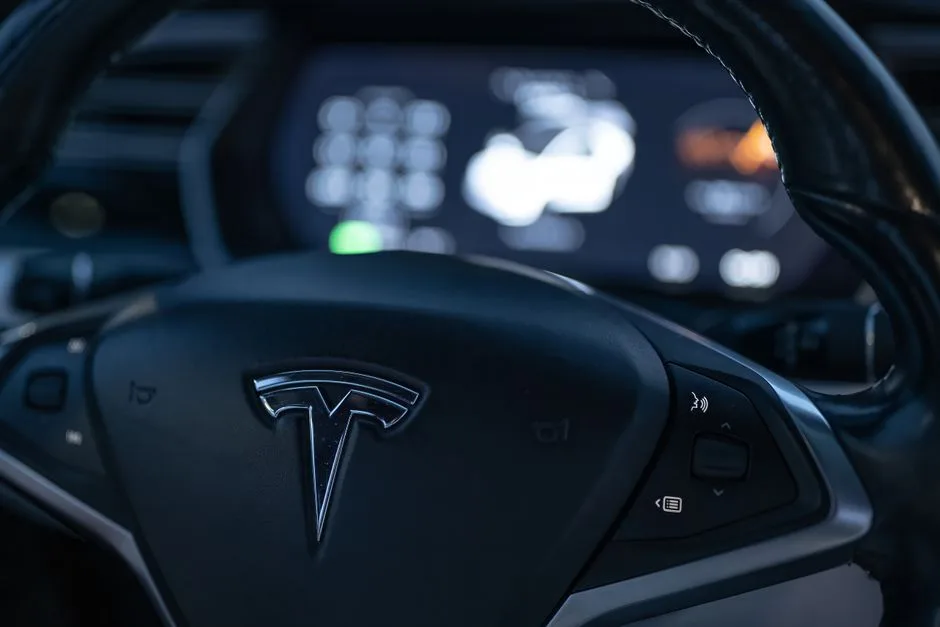 Revoluția auto: Tesla depășește Mercedes-Benz, iar mărcile chineze se confruntă cu provocări majore