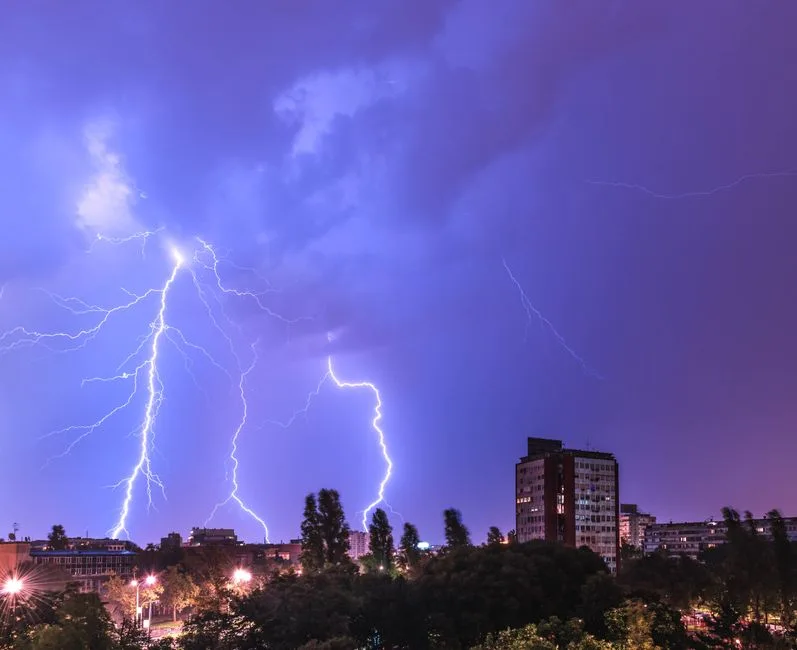 Extreme meteorologice în Capitală și Ilfov: Pagube mari și alunecări de teren în Vâlcea