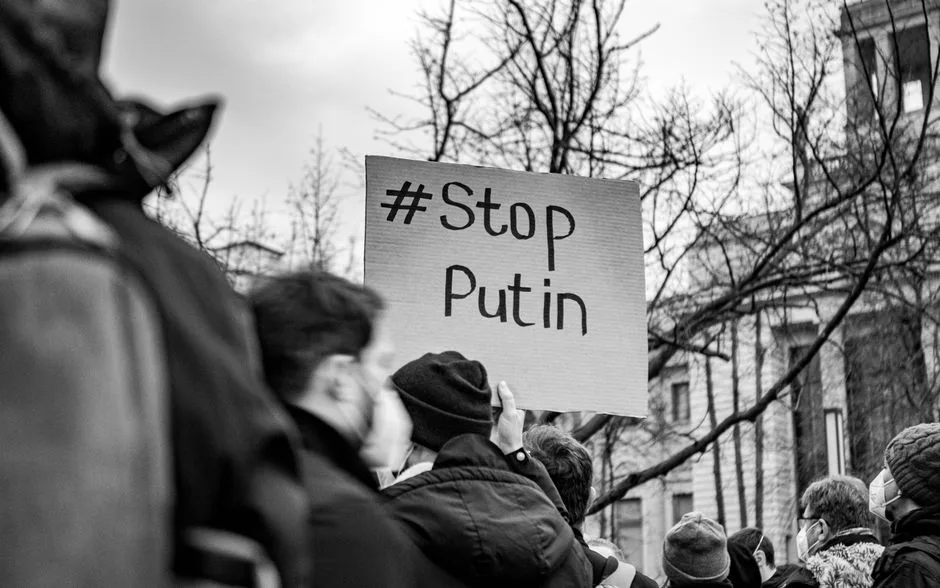 Un amic apropiat al lui Putin își consolidează puterea și renunță la alegerile democratice