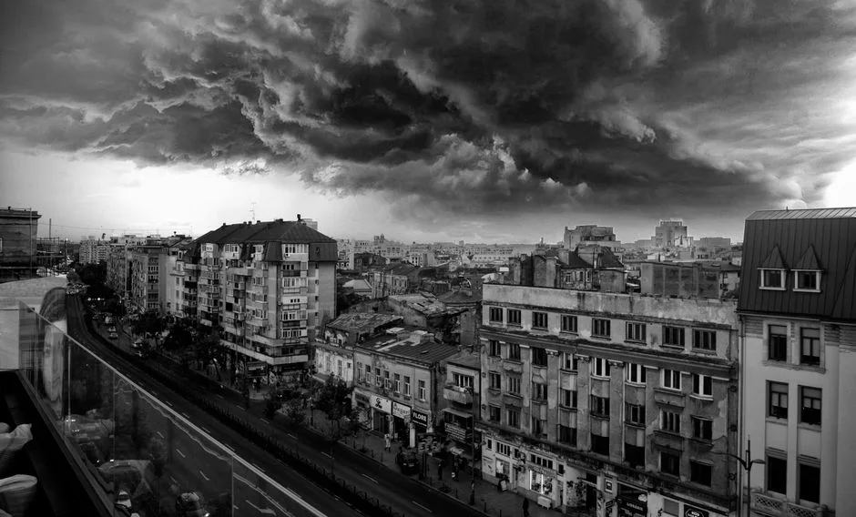 Curtea de Apel București suspendă consultarea legii salarizării bugetarilor, generând controverse în rândul magistraților și al opiniei publice