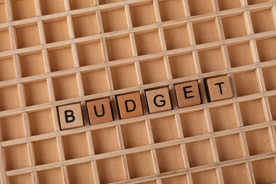 Scăderea deficitului bugetar: Măsurile lui Bolojan și necesitatea reformării statului