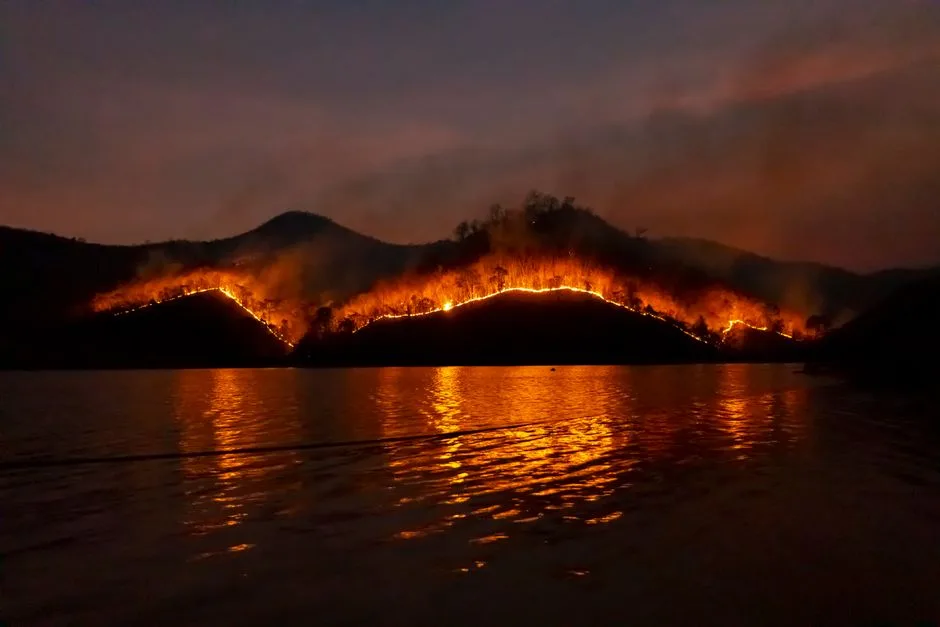Elicoptere în flăcări: tragedie în timpul intervenției la incendiile din Grecia