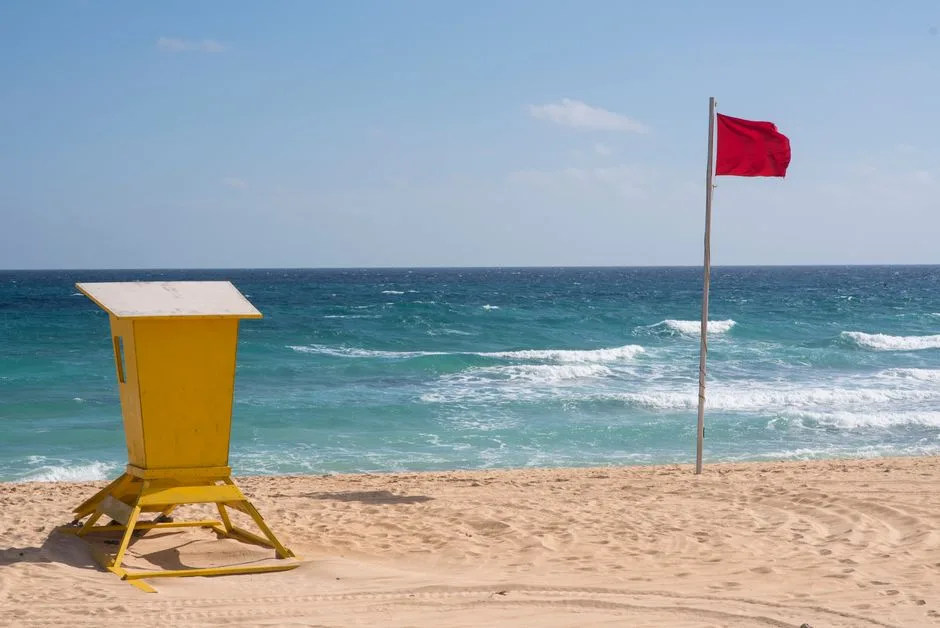 Alertă de securitate pe plaja din Mamaia: bucăți de dronă descoperite de autorități