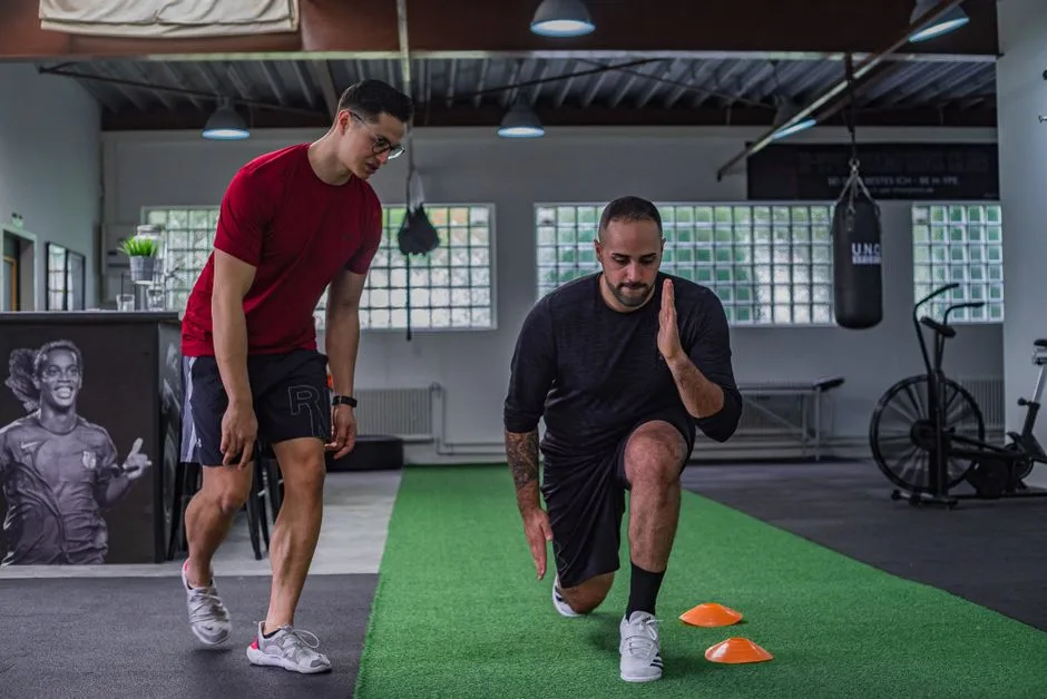Un fost sportiv din Argeș își găsește refugiul în subsolul blocului pentru a scăpa de caniculă