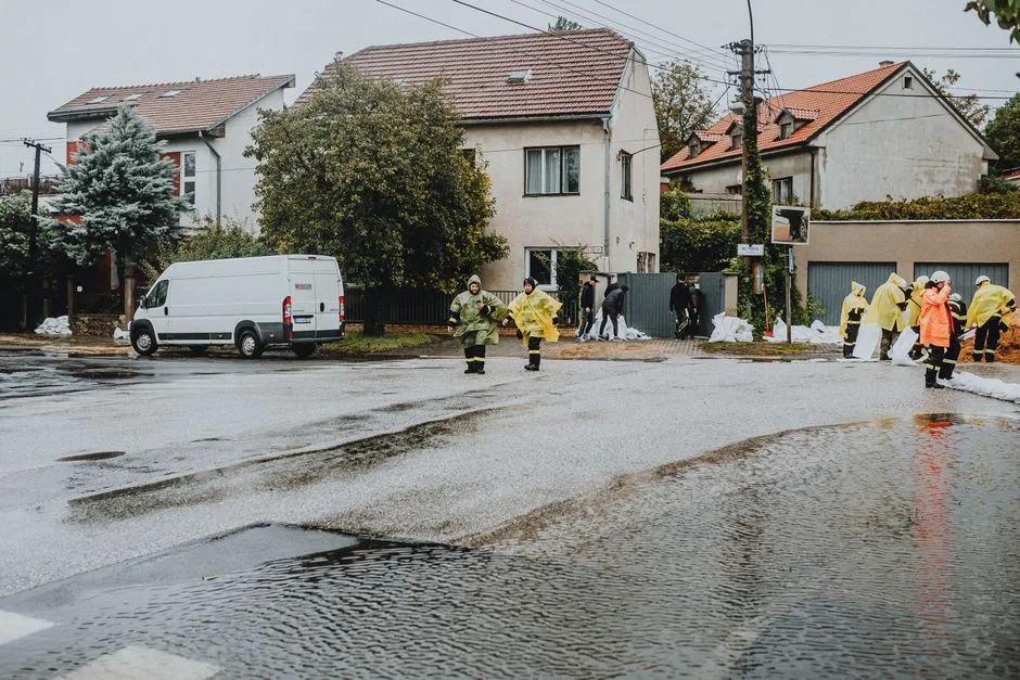 Furtuni devastatoare amenință Argeșul: Alerte Cod Roșu și Portocaliu emise de ANM