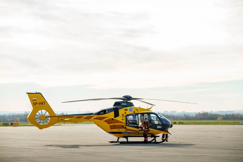 O aterizare neautorizată: Un elicopter a provocat panică într-un centru de echitație din Argeș