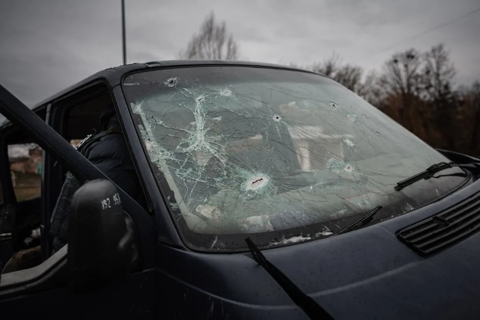 Atac violent asupra unei ambulanțe: Tinerii agresori, identificați și prinși de autorități