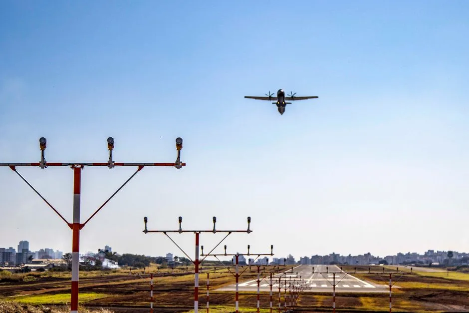 Aterizare de urgență pe aeroportul din Argeș după incendiul provocat de un powerbank în avion