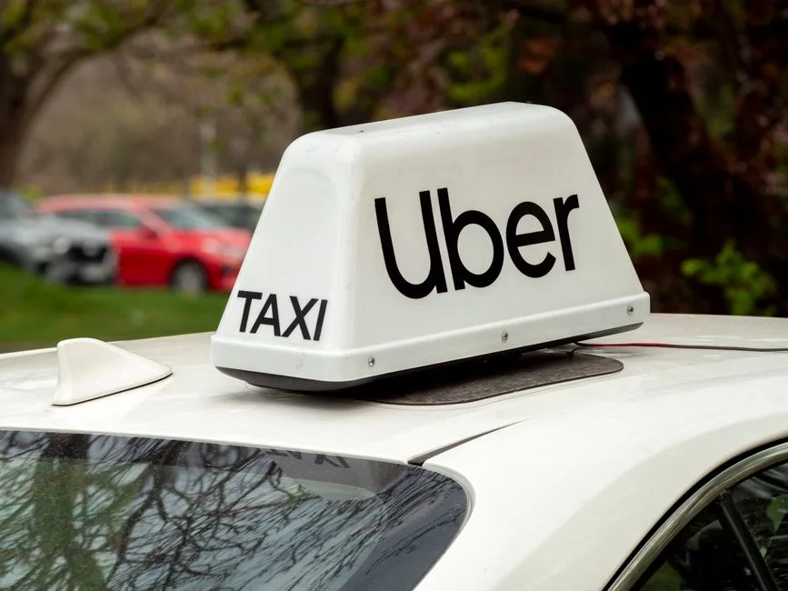 Uber intenționează să lanseze 2.000 de robotaxiuri autonome în Europa