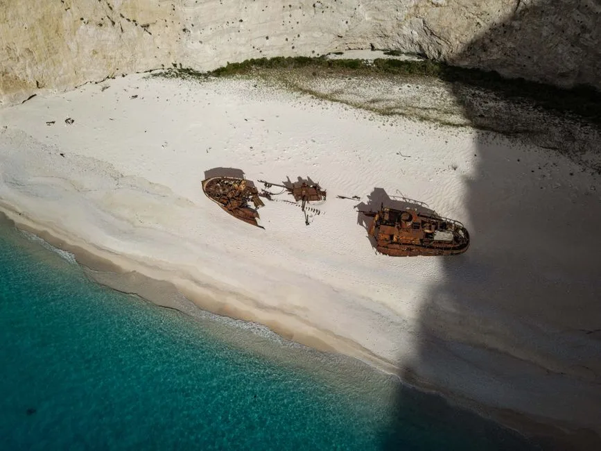 Un obiect misterios pe plaja din Eforie atrage atenția turiștilor