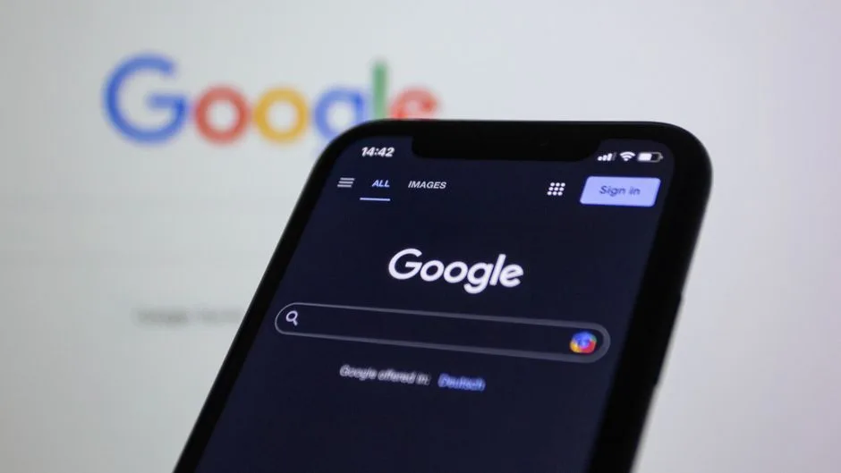 Apple și Google își întăresc poziția pe piața smartphone-urilor cu inovații aduse de display-ul M16, în timp ce Samsung își propune să recupereze terenul pierdut cu noile modele S27 Pro și Ultra