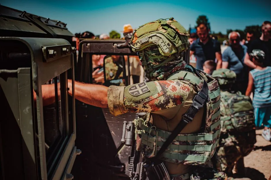 Cooperarea militară româno-finlandeză: Nicușor Dan vizitează o bază aeriană NATO