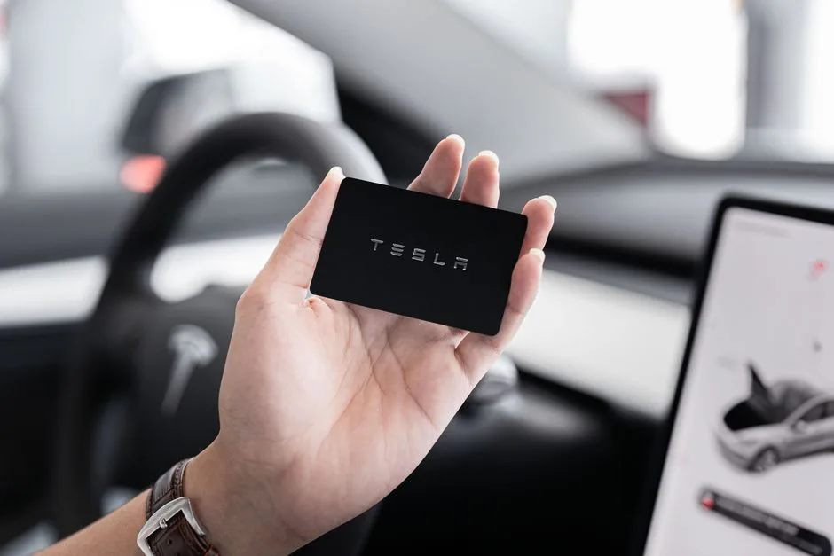 Tesla lansează noul Roadster: Inovații și surprize după aproape un deceniu de așteptare