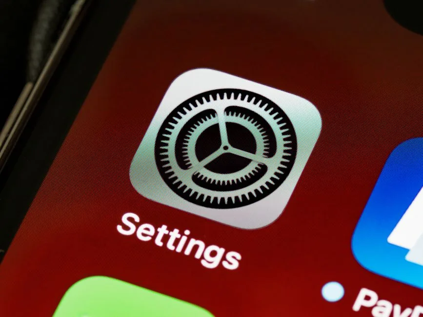 iOS 27 a sosit, dar utilizatorii din Uniunea Europeană rămân fără Siri AI