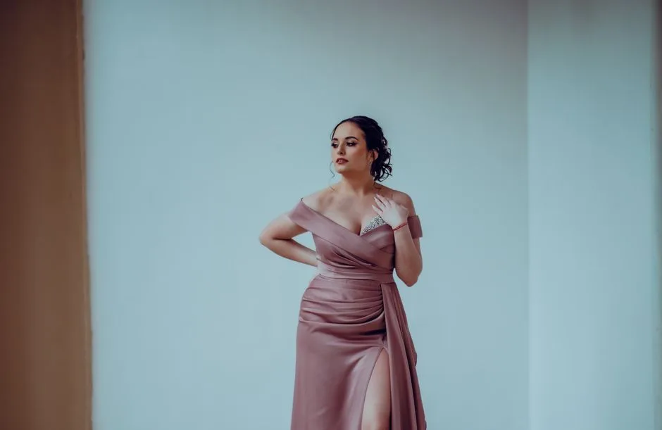 Emmy 2026: Eleganță, Excentricitate și Strălucire pe Covorul Roșu