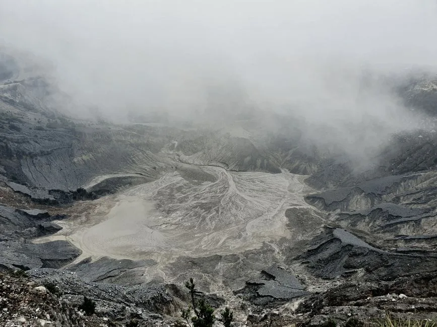 Descoperiri uluitoare: Un crater recent identificat pe Lună de NASA