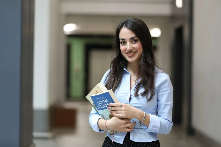 Anamaria Prodan își face auzită vocea: Detalii neștiute despre viața personală și profesională a Reghecampf