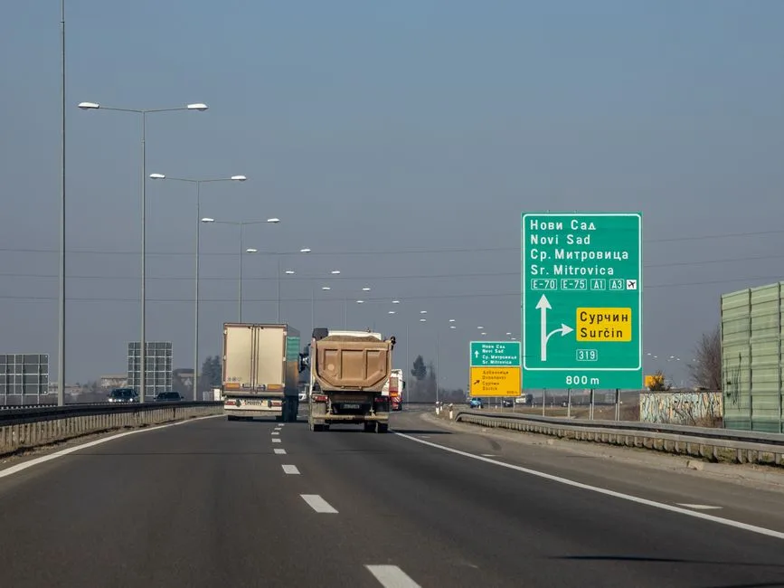 Noi reglementări rutiere în România: Taxa de pod de la Fetești eliminată, iar rovinieta se va adapta la emisiile de CO2