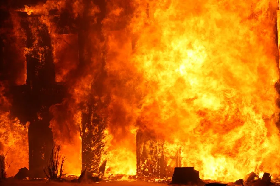 Incendiu devastator la o hală de sortare a deșeurilor în apropiere de Sibiu: intervenție de urgență și alertă Ro-Alert