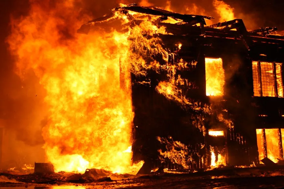Incendiu devastator la o stație de reciclare a deșeurilor din apropierea Sibiului