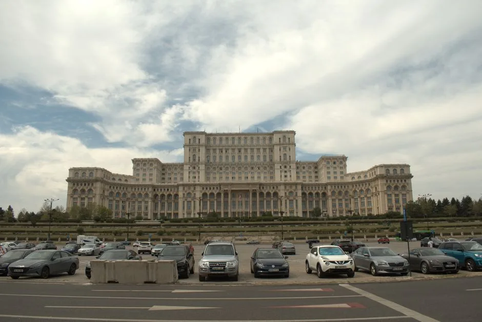 Susținătorii lui Călin Georgescu, amendați în urma manifestațiilor din zona Arestului Central