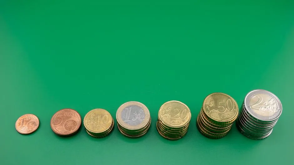 Record istoric: Euro a depășit pragul de 5,35 lei, afectând economia românească