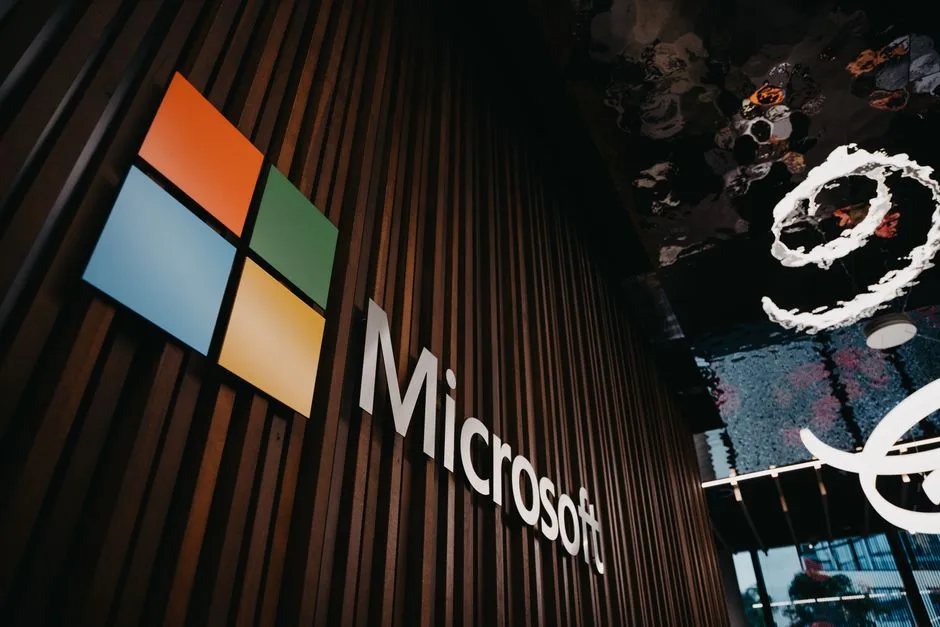 Microsoft lansează Surface Laptop Ultra cu tehnologie AI, disponibil pentru precomandă