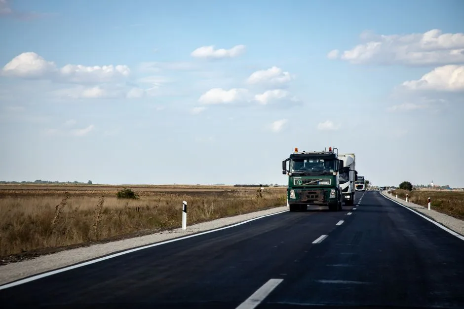 „Controversa transportului elevilor: Părinții din București blochează traficul pentru o distanță de 900 de metri”