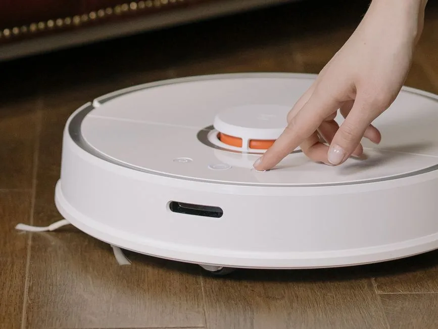 Revoluția curățeniei: Roborock Qrevo 2 Pro, robotul care aspiră, mătură și se golește singur