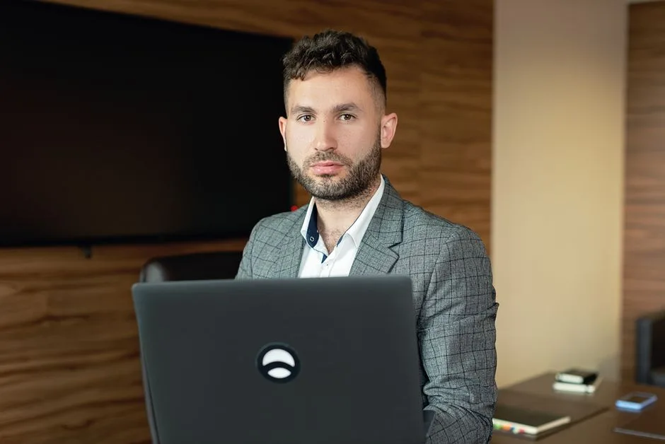 Guvernul Luca Niculescu: O nouă eră în administrația publică cu Ministerul Comunicațiilor și Inteligenței Artificiale