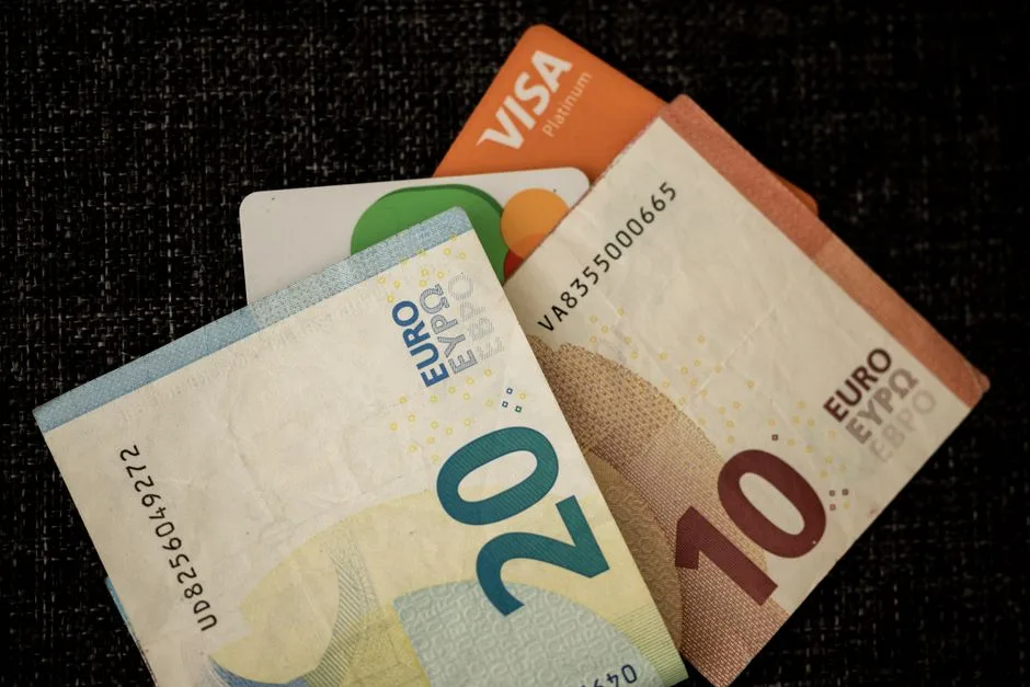 Evoluția Euro: Scăderi Continue și Impactul Asupra Economiei Locale