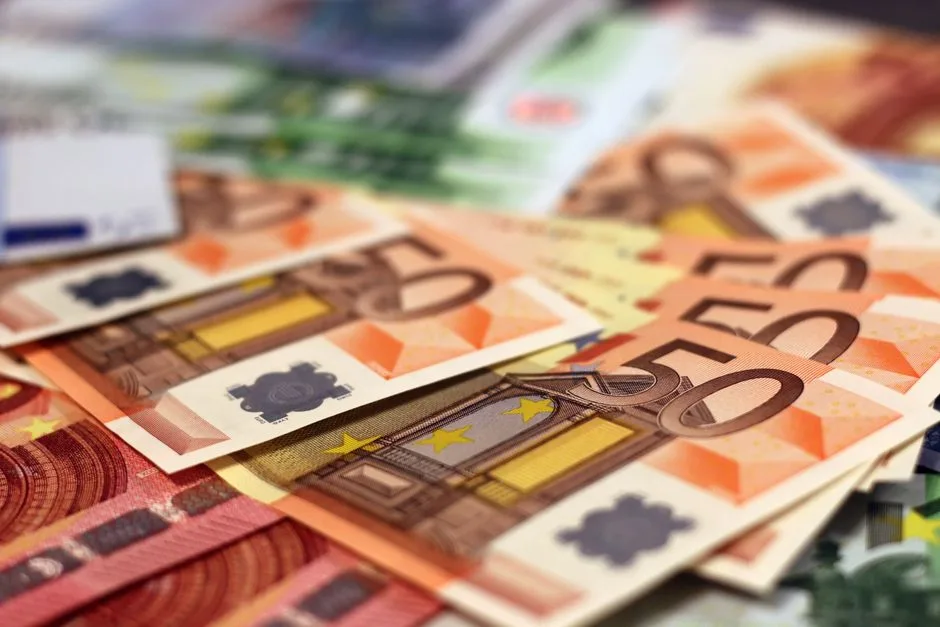 Evoluția Euro pe piața valutară: Impact și previziuni pentru economia românească