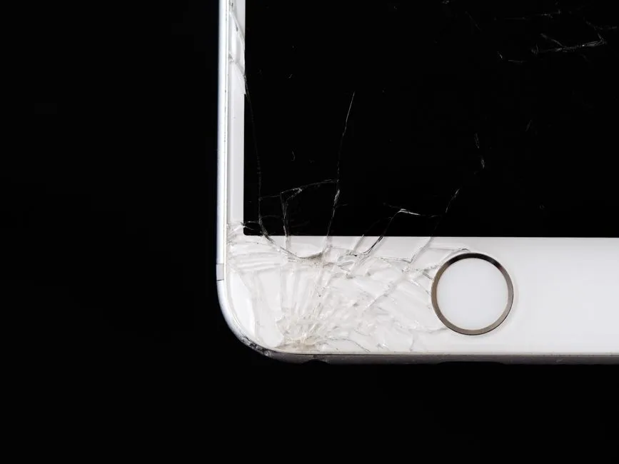 Probleme cu ecranul iPhone Duo: utilizatorii reclamă fisuri pe noul telefon pliabil de la Apple